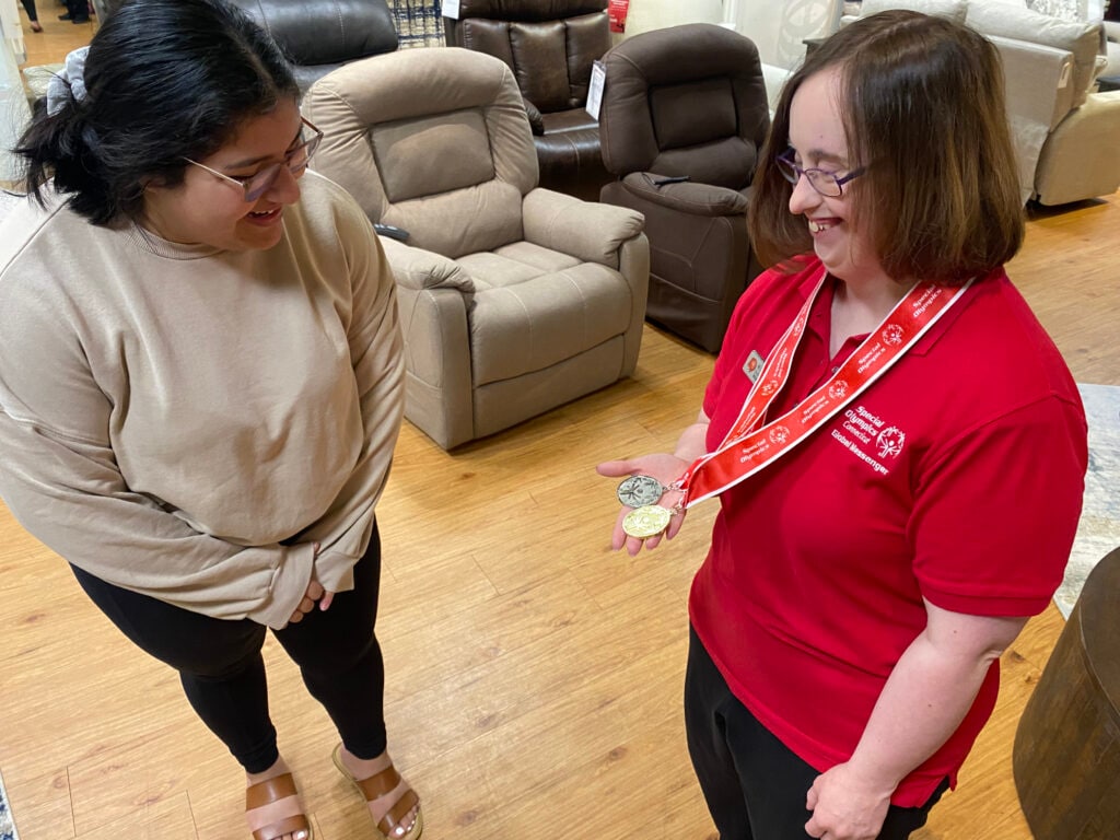 SOCTBobsBrookfield6 - Katherin checks out Meghan McCormicks medals